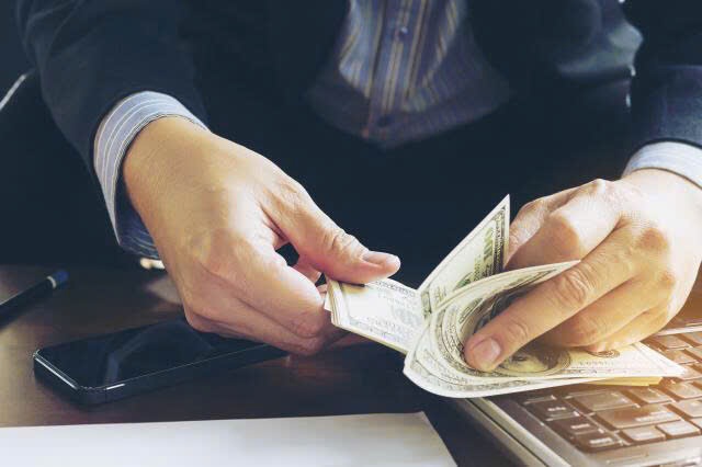 Người chơi nên chia tiền thành nhiều phần để đầu tư sinh lời